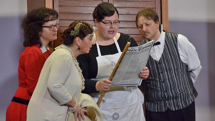 Die Wahrheit steht in der Zeitung, die Haushälterin Sibylle (Kathrin Kirchner) hier Buttler Otto (Uwe Sonneberg) und den beiden Damen des Hauses Margot (Julia Metz, rechts) und Irene Krause (Angela Geis) vorliest. Foto: Kathrin Kupka-Hahn