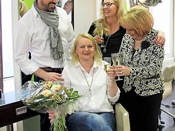 Im Friseursalon wurde am Mittwoch gefeiert: Gernot Essler (von links), Sandra Nagengast und Regina Essler danken ihrer Mitarbeiterin Margit Walz für 25 Jahre Betriebszugehörigkeit. Foto: Johanna Blum
