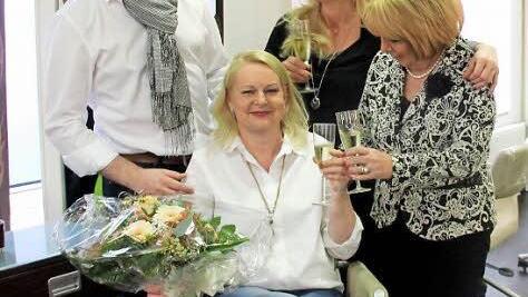 Im Friseursalon wurde am Mittwoch gefeiert: Gernot Essler (von links), Sandra Nagengast und Regina Essler danken ihrer Mitarbeiterin Margit Walz für 25 Jahre Betriebszugehörigkeit. Foto: Johanna Blum