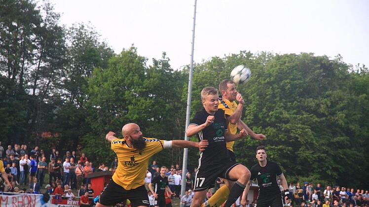 Die Wollbacher Matthias Albert und Benedikt Theimer nehmen Urspringens  Fritz Hey in die Zange. Johannes Wolf