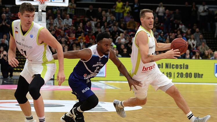 Andreas Seiferth (links) und Nate Linhart (rechts, gegen Divine Myles) gaben dem Bayreuther Spiel wichtige Impulse.  Foto: Peter Mularczyk