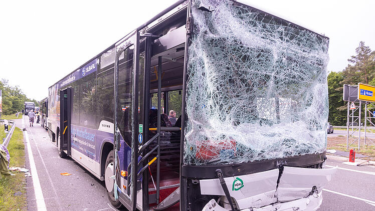 Unfall mit Bus und Kleintransporter: Acht Personen zum Teil schwer verletzt