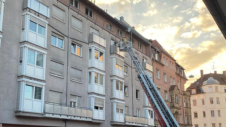 Wohnungsbrand in Mehrfamilienhaus in F&uuml;rth: Eine tote Person geborgen