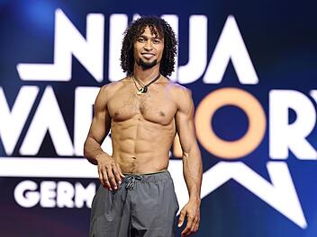 "Boah, ist der schnell", lobt Buschi Giovanni Ertl. Aber kurz vor dem Buzzer, am letzten Luft-Surfer-Sprung, geht's doch ins Wasser. Laura Wontorra eilt zum Interview und darf verkünden, dass es trotzdem für die Halbfinal-Quali gereicht hat. Dann bricht sie das Gespräch aber schnell ab. Sie seufzt: "Dieser Oberkörper macht mich wahnsinnig ..."