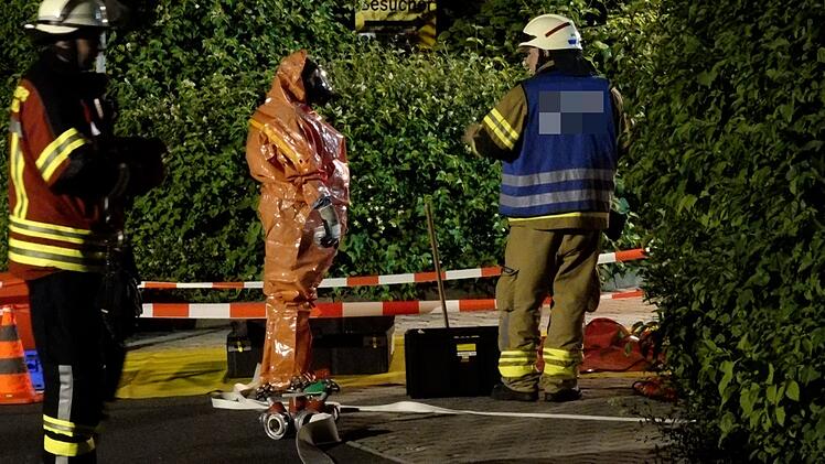 Gefahrguteinsatz bei Spedition in Hof: Stark &Auml;tzender Stoff ausgelaufen