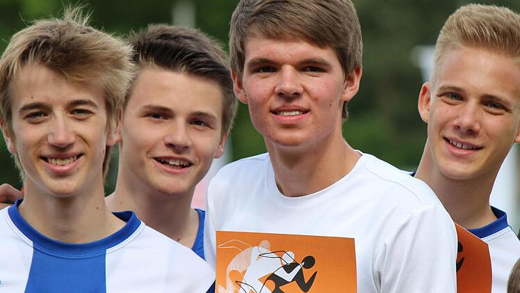 Das Staffelquartett der U18-Jungs bei der Siegerehrung, von links nach rechts: Moritz Hecht, Dominik Eckner, Jan Novak und Jano Schubert