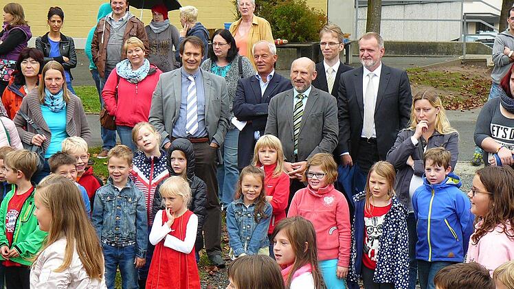 Mit viel Interesse verfolgten auch zahlreiche Ehrengäste das kleine Einweihungsfest. Foto: Klaus-Peter Wulf