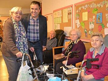 Ernst Jacob nimmt sich immer Zeit für die Heimbewohner(von links): Ruth Schamberger, Ernst Jacob, Gunda Fritsche und Elfriede Müller. Foto: Gabi Bertram