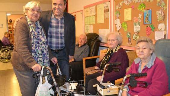Ernst Jacob nimmt sich immer Zeit für die Heimbewohner(von links): Ruth Schamberger, Ernst Jacob, Gunda Fritsche und Elfriede Müller. Foto: Gabi Bertram