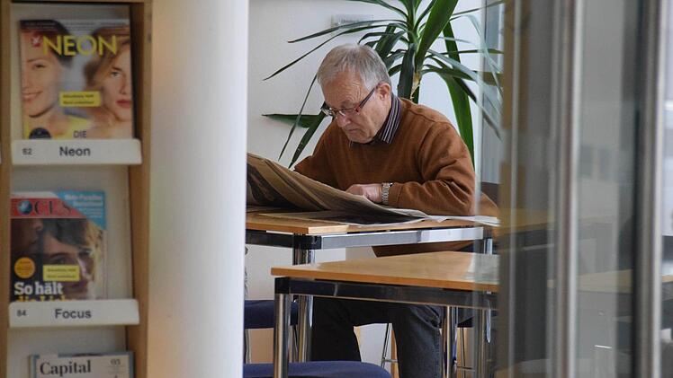 Georg Zirker liest zwei bis drei Mal pro Woche Magazine und überregionale Zeitungen in der Bücherei - und daheim den FT. Foto: Ronald Rinklef