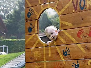 Den Spielplatz im Dorf haben die Vorbacher mit eigenen Mitteln aufgepäppelt. Die kleine Annemarie genießt den Durchblick durch die neue Torwand.  Jetzt kommt nach einem Balancier-Balken von der Stadt noch eine Tischtennisplatte dazu. Archivfoto: Katharina Becht