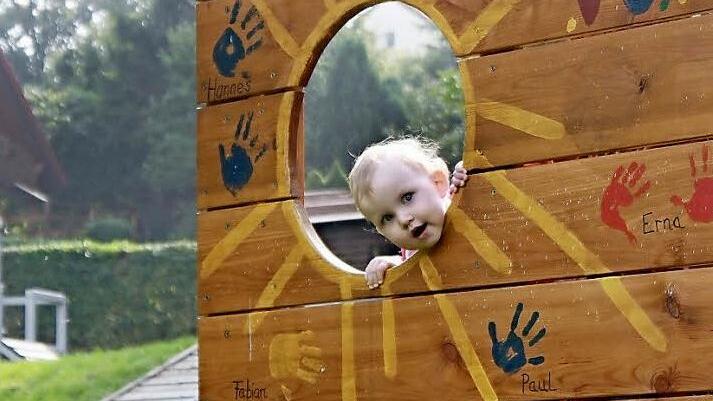 Den Spielplatz im Dorf haben die Vorbacher mit eigenen Mitteln aufgepäppelt. Die kleine Annemarie genießt den Durchblick durch die neue Torwand.  Jetzt kommt nach einem Balancier-Balken von der Stadt noch eine Tischtennisplatte dazu. Archivfoto: Katharina Becht