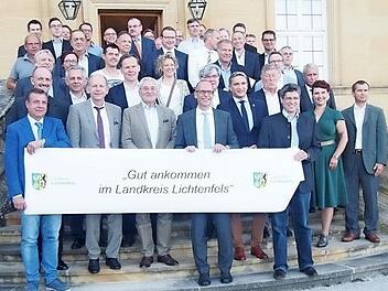 Landrat Christian Mei&szlig;ner mit den Vertretern der heimischen Unternehmen nach der gemeinsamen Veranstaltung Foto: LRA