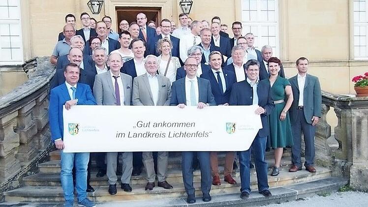 Landrat Christian Mei&szlig;ner mit den Vertretern der heimischen Unternehmen nach der gemeinsamen Veranstaltung Foto: LRA