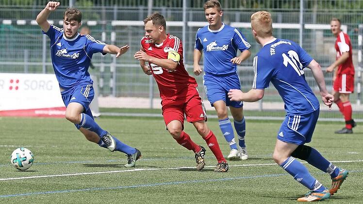 FC Coburg II - TSV Pfarrweisach. Marc Parchent und der FC Coburg II (rot) mussten sich dem TSV Pfarrweisach auf Kunstrasen mit 0:2 geschlagen geben.  Foto: Timo Geldner