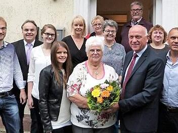 Unser Bild zeigt Gisela Wunderlich (Mitte mit Blumen) im Kreis ihrer Familie mit Bürgermeister Hermann Anselstetter und Pfarrer Peter Brünnhäußer.  Foto: Werner Reißaus