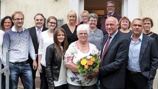 Unser Bild zeigt Gisela Wunderlich (Mitte mit Blumen) im Kreis ihrer Familie mit Bürgermeister Hermann Anselstetter und Pfarrer Peter Brünnhäußer.  Foto: Werner Reißaus