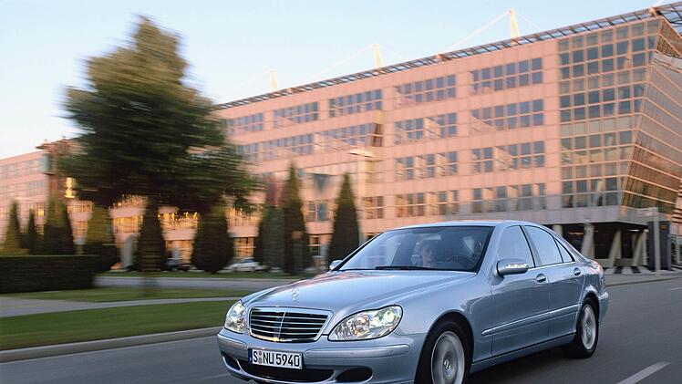 Gut gekleidet und mit Luxuslimousinen treten Betrüger auf, die seit August in Nürnberg gemeldet wurden. Die Polizei gibt Hinweise zum Vorgehen der Männer. Foto: Symbolbild, Daimler
