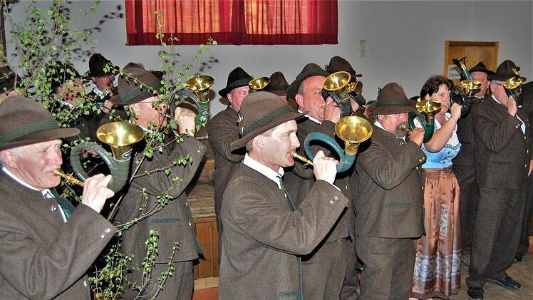 Die Jagdhornbläser des Jägervereins Bad Kissingen eröffnen die Mitgliederversammlung. Sigismund von Dobschütz