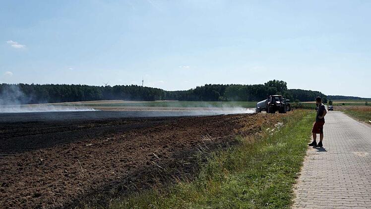Ein Landwirt pflügte die Glutnester unter.   Foto: Richard Sänger