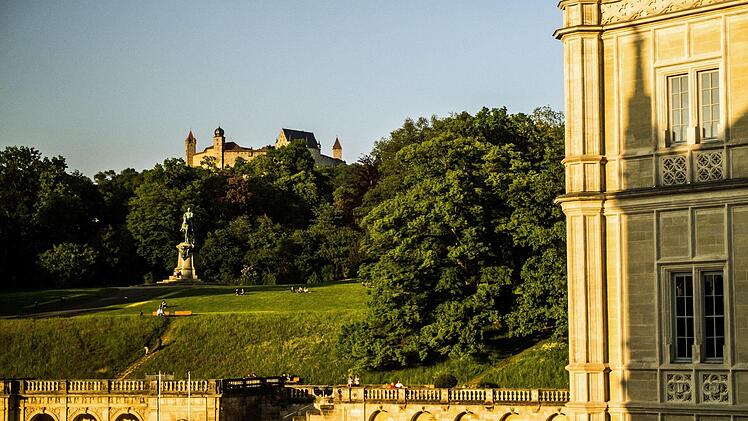 Blick &uuml;ber den Schlossplatz mit Arkaden und Ehrenburg hinauf zur Veste CoburgFoto: Jochen Berger