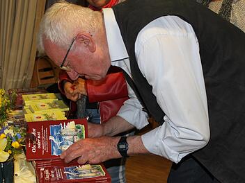 Der Ha&szlig;furter Mundartautor Wilhelm Wolpert stellte sein neues Buch "Obst gl&auml;bst oder net" vor und signierte die verkauften B&uuml;cher.