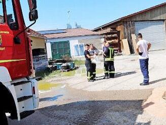 Die Feuerwehr band den ausgelaufenen Kraftstoff ab. Foto: J. Blum