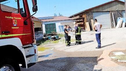 Die Feuerwehr band den ausgelaufenen Kraftstoff ab. Foto: J. Blum