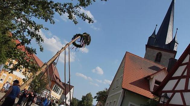 Mit vereinten Kräften wird der Kirchweihbaum aufgestellt.  Fotos: Joseph Beck