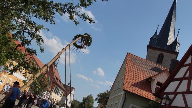 Mit vereinten Kräften wird der Kirchweihbaum aufgestellt.  Fotos: Joseph Beck
