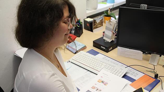 Das Smartphone bringen Senioren selbst mit, die Anleitung bekommen sie ausgedruckt: Lena Eckardts Konzepte sind im Mehrgenerationenhaus am Oberen B&uuml;rgla&szlig; f&uuml;r jedermann erh&auml;ltlich. Hendrik Kowalsky