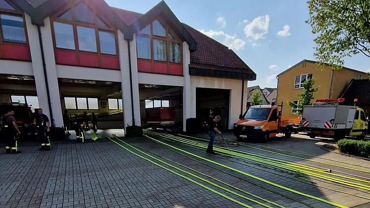 Landkreis Coburg: Rund 200 Einsatzkräfte verhindern Katastrophe - "Größter Flächenbrand seit langem"