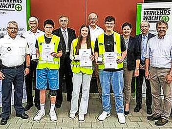 Bei der Siegerehrung, von links: Matthias Schuhb&auml;ck (Dienststellenleiter PI Kronach), Wolfgang Gerstberger (Vizepr&auml;sident der Landesverkehrswacht), Dominik Baaske (2. Platz, Grund- und Mittelschule Stadtsteinach), Hubert Schr&ouml;der (Innenministerium...