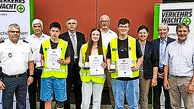 Bei der Siegerehrung, von links: Matthias Schuhb&auml;ck (Dienststellenleiter PI Kronach), Wolfgang Gerstberger (Vizepr&auml;sident der Landesverkehrswacht), Dominik Baaske (2. Platz, Grund- und Mittelschule Stadtsteinach), Hubert Schr&ouml;der (Innenministerium...