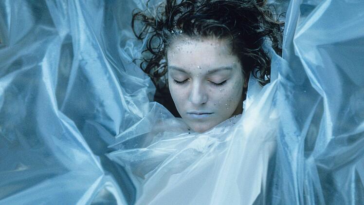 Wrapped in plastic: Die High-School-Sch&ouml;nheit Laura Palmer (Sheryl Lee) wurde ermordet, die Suche nach dem T&auml;ter fesselte 1990 und 1991 eine ganze Nation.