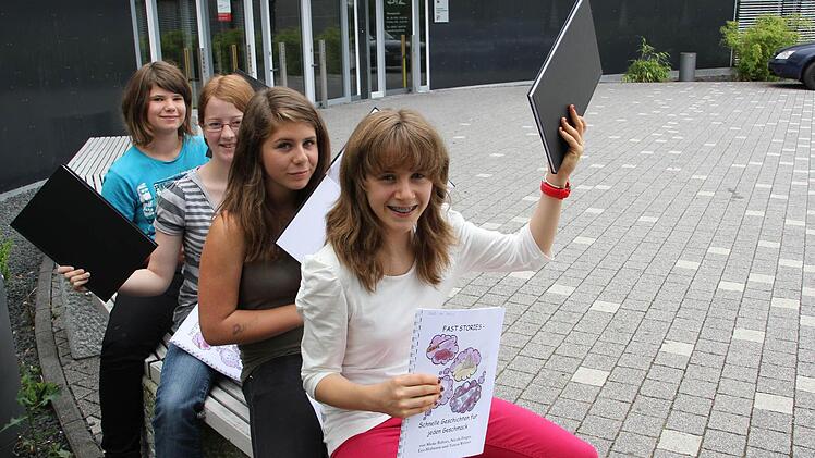 Teresa, Lea, Nicola und Mieke (von rechts haben ein Schuljahr lang kreativ miteinander gearbeitet und zusammen fantastische Kurzgeschichten geschrieben.  Foto: Katja Kölbl