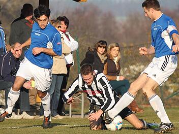 Das Derby TSV Thurnau gegen SSV Kasendorf II in der Fußball-Kreisklasse - im Bild hat es der Thurnauer Daniel Peukert (MitteI mit den Kasendorfern Matthias Müller (rechts) und Markus Münch zu tun - wird es nächste Saison nicht mehr geben. Denn entweder Thurnau oder Kasendorf II muss in der Kreisklasse 2 Bamberg spielen. Foto: Herbert Georgius