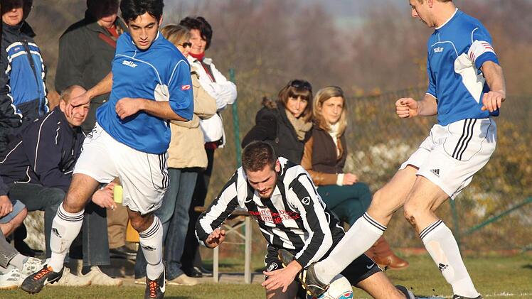 Das Derby TSV Thurnau gegen SSV Kasendorf II in der Fußball-Kreisklasse - im Bild hat es der Thurnauer Daniel Peukert (MitteI mit den Kasendorfern Matthias Müller (rechts) und Markus Münch zu tun - wird es nächste Saison nicht mehr geben. Denn entweder Thurnau oder Kasendorf II muss in der Kreisklasse 2 Bamberg spielen. Foto: Herbert Georgius