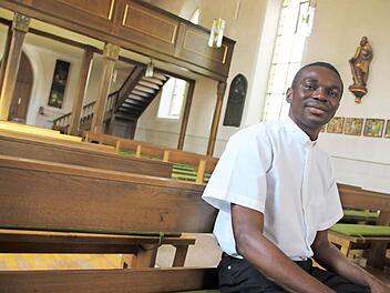 Pfarrer Mark Odah sprach in der katholischen Kirche von Poppenlauer über seine Zeit als Seelsorger in der Pfarrei Poppenlauer und darüber, wie er Deutschland bislang erlebt hat.  Foto: Heike Beudert
