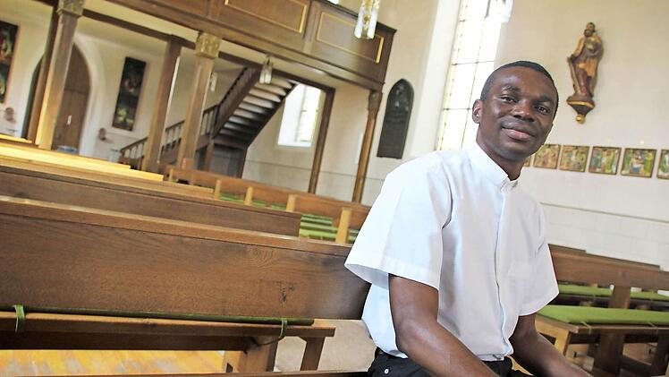 Pfarrer Mark Odah sprach in der katholischen Kirche von Poppenlauer über seine Zeit als Seelsorger in der Pfarrei Poppenlauer und darüber, wie er Deutschland bislang erlebt hat.  Foto: Heike Beudert