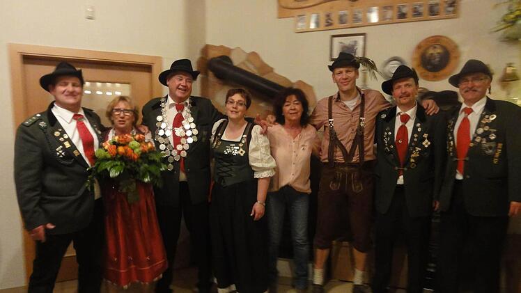 Frohe Gesichter gab es bei der Proklamation der Königshäuser durch Schützenmeister Michael Wimmel (li) und Bogenreferent Manfred Stenke (re), (v. li) Schützenliesl Christa Seufert, Schützenkönig Roland Seufert, 1. Ritter Susanne Metz, Little John Sigrid Halbig, Robin Hood Andreas Binder und Bruder Tuck Günter Goll. Foto: Wolfgang Wimmel