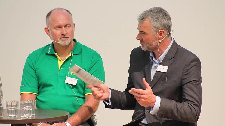 Rallye-Ikone Armin Schwarz (links) erklärt Automotive-Kommunikationsleiter Jörg Walz den renn-Alltag