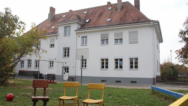 Diese Stühle im Garten des Beamtenhauses in der Kellerstraße könnten sofort auch von Flüchtlingskindern genutzt werden.  Foto: Andreas Dorsch