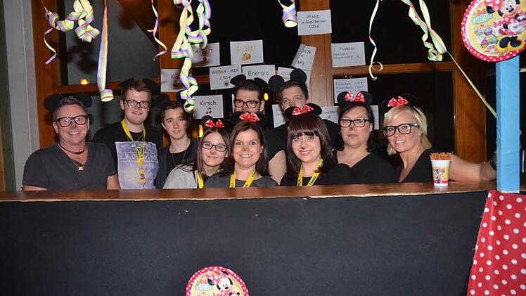 Das freundliche Bewirtungsteam hinter der Bar, mit Hauptorganisatorin Katja Wich (rechts).  Foto: Karl-Heinz Hofmann