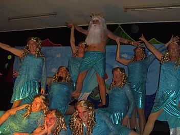 Neptun und Meeresjungfrauen: Männerballett des Musikvereins  Foto: Udo Sell