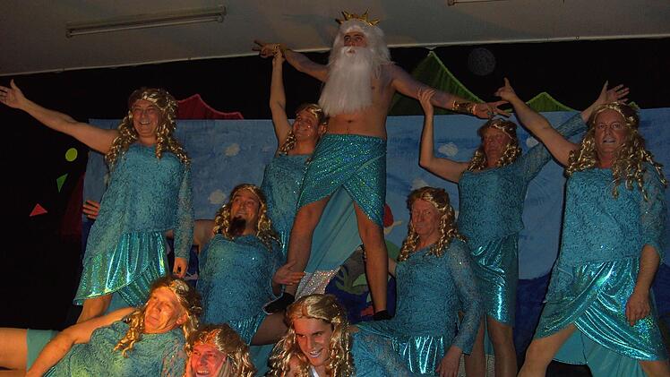 Neptun und Meeresjungfrauen: Männerballett des Musikvereins  Foto: Udo Sell