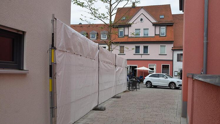 Noch ist der Platz verhüllt, der am Donnerstag  eröffnet wird. Seinen Namen hat er schon bekommen.  Foto: Bernhard Panzer