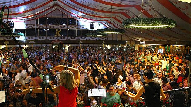 Stimmung im Stadel: Wenn die "Isartaler Hexen" auftreten, ist beste Laune garantiert. Foto: Monika Limmer