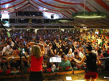 Stimmung im Stadel: Wenn die "Isartaler Hexen" auftreten, ist beste Laune garantiert. Foto: Monika Limmer
