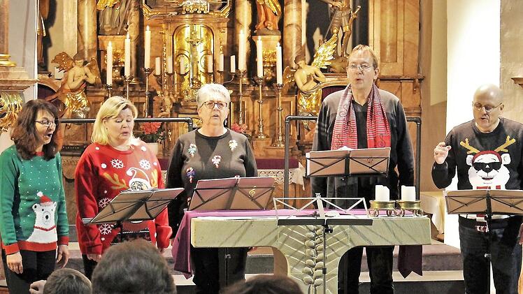 "TonArten"-Dirigentin Peggy Stolpe-Engels (2. von links) mit ihren Adelsdorfer Freunden (v.l.: Petra Schmidt-Seeberger, Christine Münch, Yves Boutelant und Karl-Heinz Engels) als "Quartett ohne Namen"